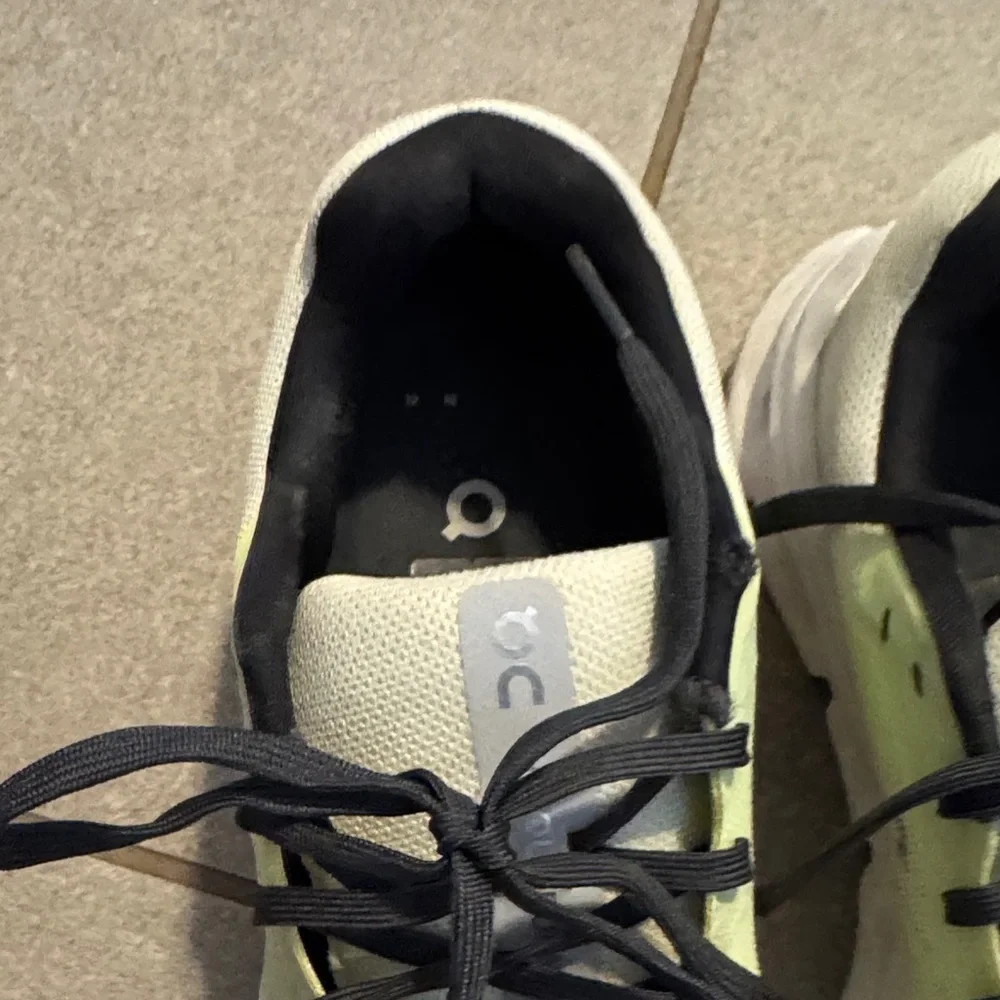 ON CLOUD runner Women's Sneakers - White neon yellow and Black - Picture 2 of 3